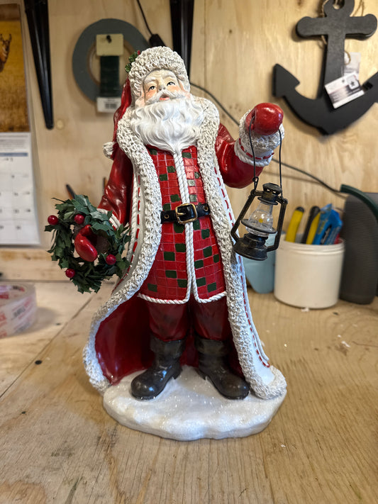 Resin Santa W/Lantern & Wreath